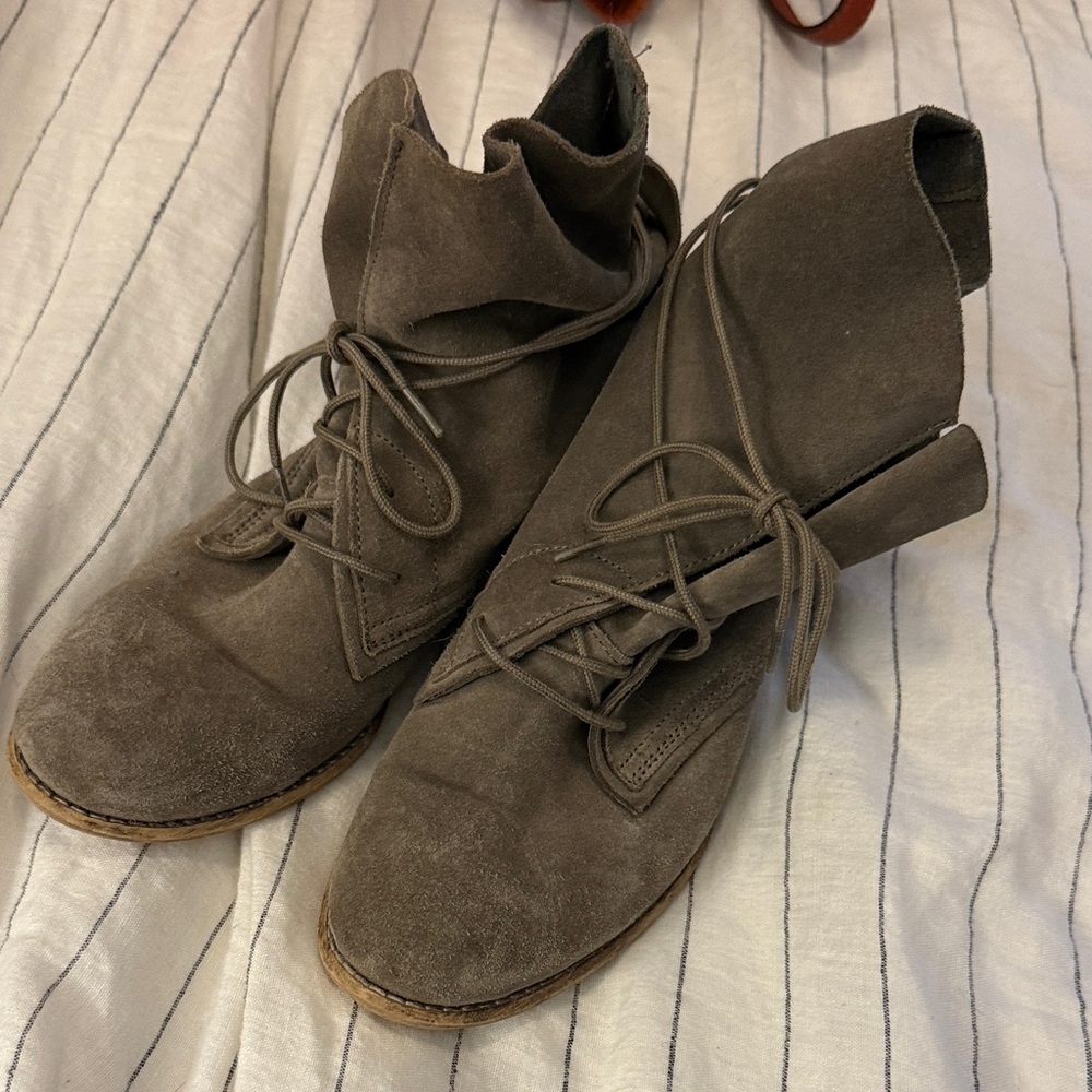 Diva True Lace-Up Gray Suede Booties for Women. Size 7.